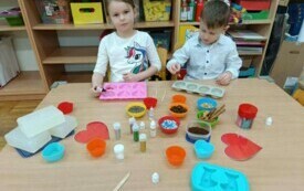 dzieci tworzące mydełka