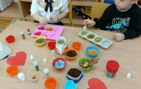 dzieci tworzące mydełka