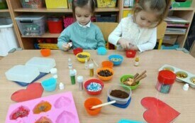 dzieci tworzące mydełka