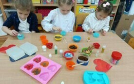 dzieci tworzące mydełka
