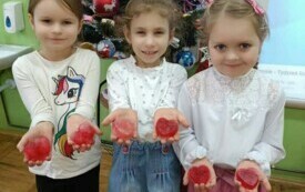 dzieci prezentujące swoje własnoręcznie wykonane mydełka