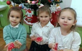 dzieci prezentujące swoje własnoręcznie wykonane mydełka