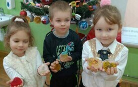 dzieci prezentujące swoje własnoręcznie wykonane mydełka