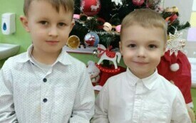 dzieci prezentujące swoje własnoręcznie wykonane mydełka