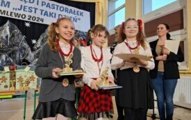 dziewczynki z wyr&oacute;żnieniem w konkursie kolęd i pastorałek