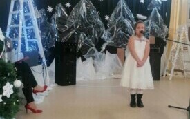 uczennica reprezentująca szkołę na konkurskie kolęd i pastorałek