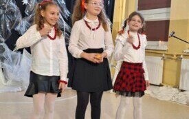 dziewczynki reprezentujące szkołę na konkurskie kolęd i pastorałek