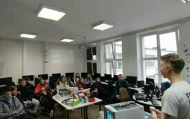 uczniowie na pokazowych warsztatach w szkole ponadpodstawowej