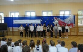 Przedstawienie klasy VIII na apelu z okazji rocznicy nadania imienia szkole