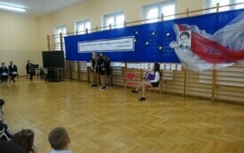 Pantomima klasy VII na apelu z okazji rocznicy nadania imienia szkole