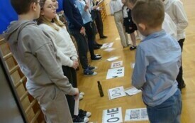 Rebus klasy V na apelu z okazji rocznicy nadania imienia szkole