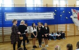 Przedstawienie klasy IV na apelu z okazji rocznicy nadania imienia szkole