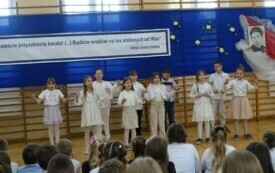 Przedstawienie klasy III na apelu z okazji rocznicy nadania imienia szkole