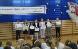 Przedstawienie klasy II na apelu z okazji rocznicy nadania imienia szkole