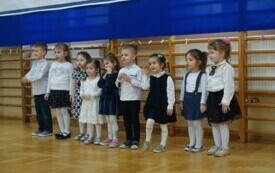 Przedstawienie oddziału przedszkolnego na apelu z okazji rocznicy nadania imienia szkole