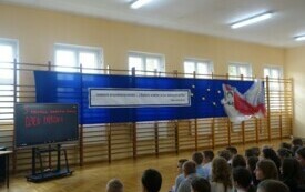Społeczność uczniowska na apelu z okazji rocznicy nadania imienia szkole