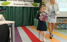 Dziewczynka otrzymuje dyplom i upominek za sw&oacute;j występ