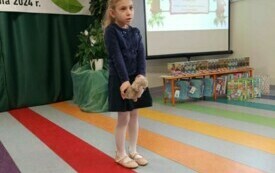 dziewczynka recytująca wiersz o tematyce ekologicznej