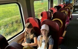 uczniowie jadący pociągiem