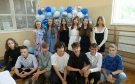 pamiątkowe zdjęcie &oacute;smoklasist&oacute;w na ściance