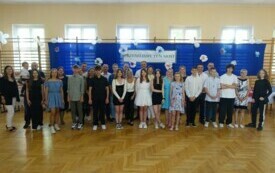 pamiątkowe zdjęcie &oacute;smoklasist&oacute;w z rodzicami
