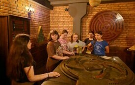 uczniowie rozwiązujący zagadkę w escaperoomie