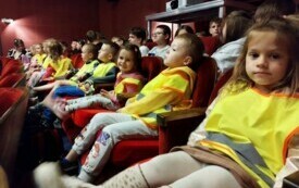 dzieci w sali Teatru Baj Pomorski