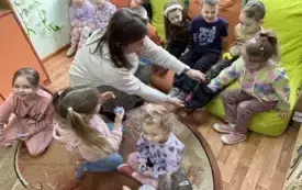 dzieci losujące z woreczka pieczątki