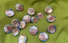 przypinki z okazji Dnia Pluszowego Misia