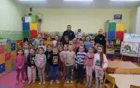 wsp&oacute;lne zdjęcie dzieci i Policjant&oacute;w