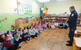 dzieci w klasie słuchający wypowiedzi Policjanta