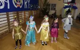 dziewczynki w strojach karnawałowych pozują do zdjęcia