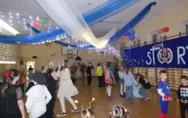 dzieci tańczące na sali