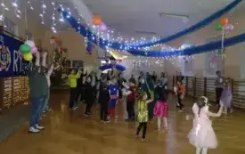 dzieci tańczące na sali