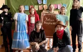 Pamiątkowe zdjęcie uczni&oacute;w kt&oacute;rzy inscenizowali bajki