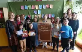 Pamiątkowe zdjęcie po pasowaniu na czytelnika