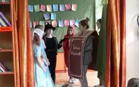 Uczniowie klasy IV inscenizują bajki dla pierwszoklasist&oacute;w