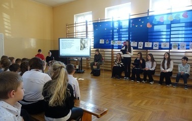 uczniowie klasy szostej prezentują postać patrona szkoły - Irenę Sendlerową