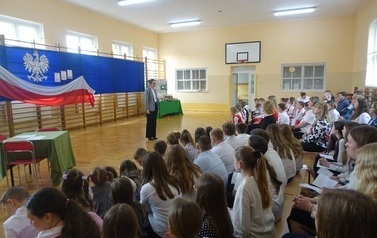 przemowa Pani Dyrektor na sali podczas apelu z okazji Świąt Majowych