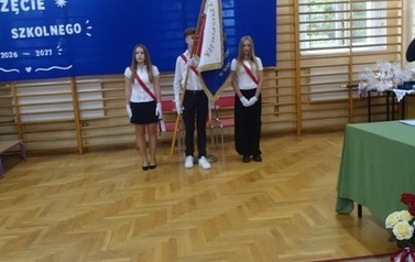 poczet sztandarowy Szkoły Podstawowej w Wielkiej Łące