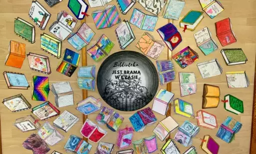 Zdjęcie do Mural czytelniczy &quot;Biblioteka jest bramą w czasie&quot; – wspólne dzieło uczniów i przedszkolaków