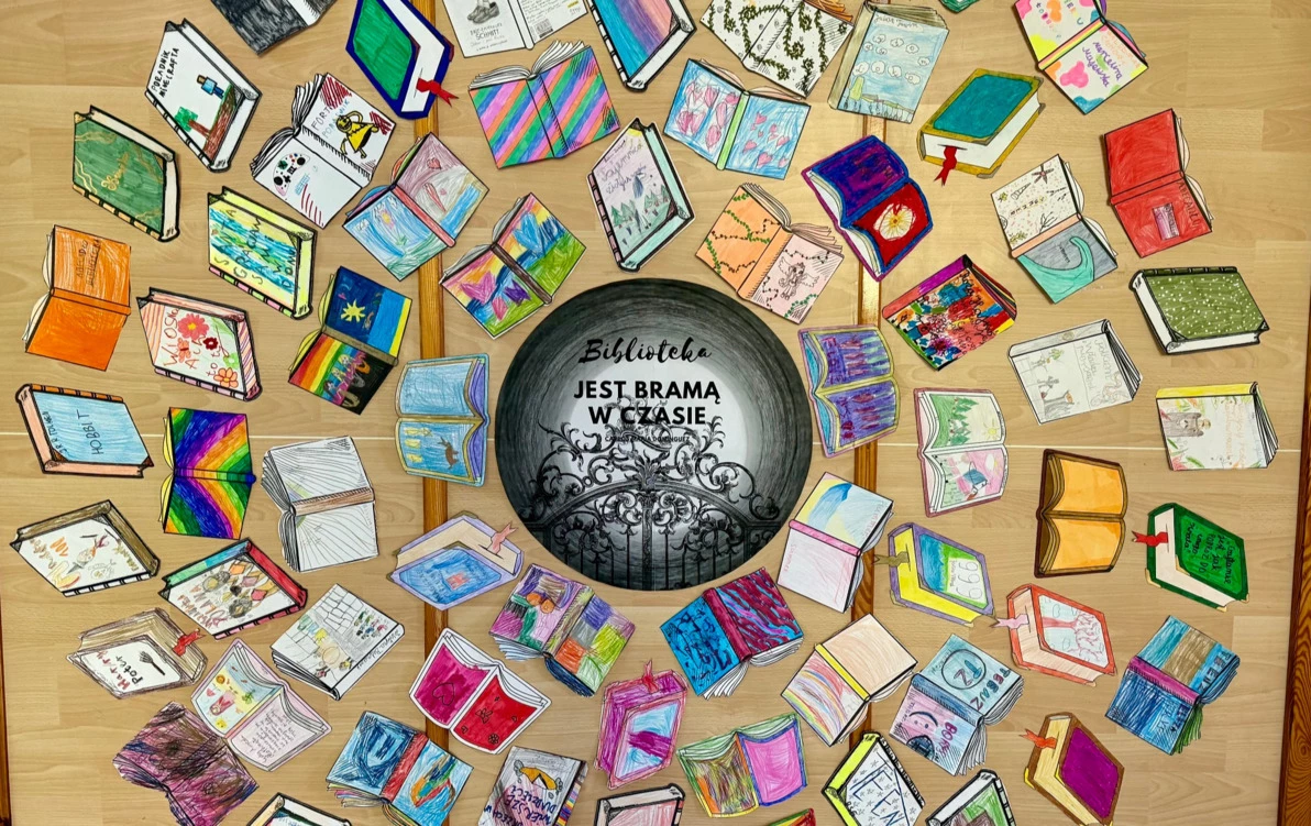 Zdjęcie do Mural czytelniczy "Biblioteka jest bramą w czasie" &ndash; wsp&oacute;lne dzieło uczni&oacute;w i przedszkolak&oacute;w