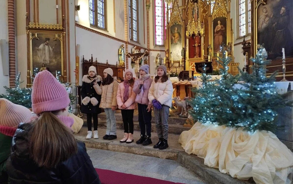 Zdjęcie do Kolędowanie w kościele parafialnym