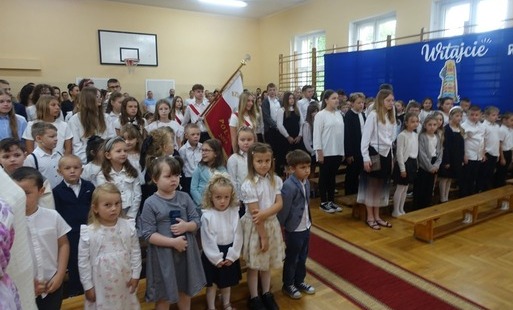 społecznośc uczniowska na sali podczas rozpoczęcia roku szkolnego